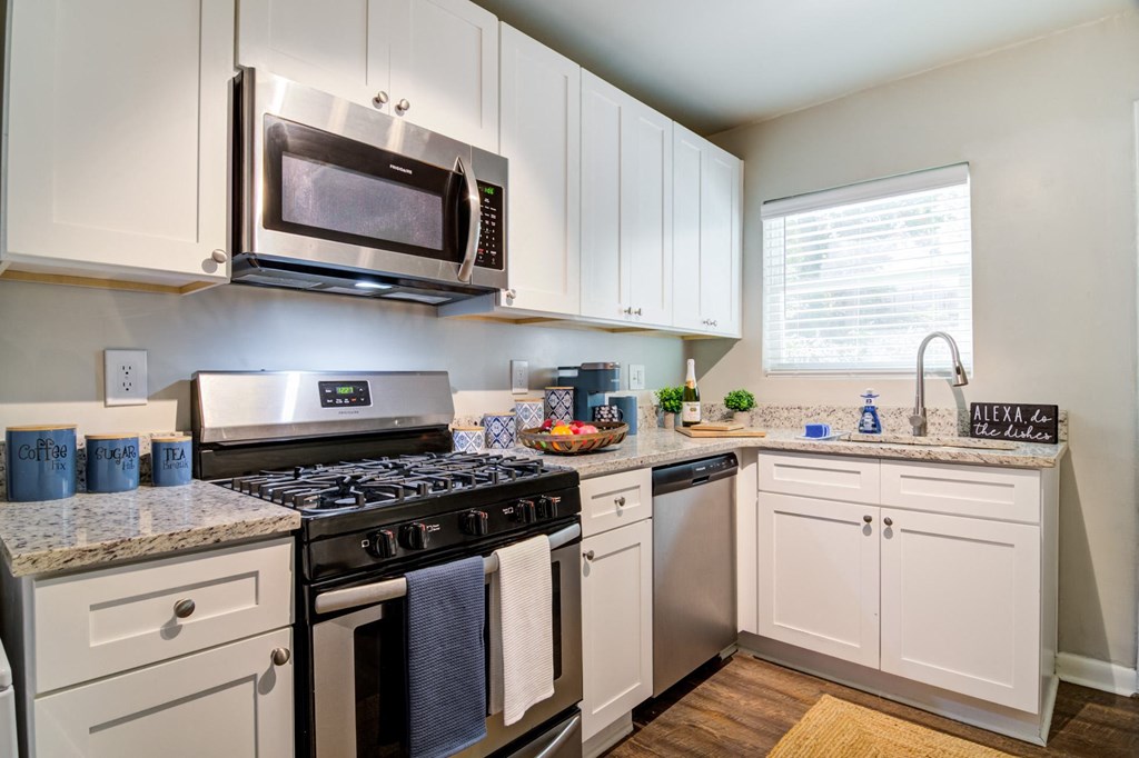 Collier Flats Apartments in Atlanta Georgia photo of modern kitchen
