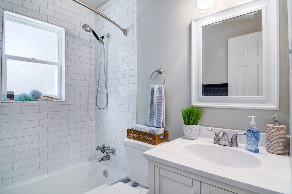 Collier Flats apartments in Atlanta Georgia photo of bathroom with modern finishes