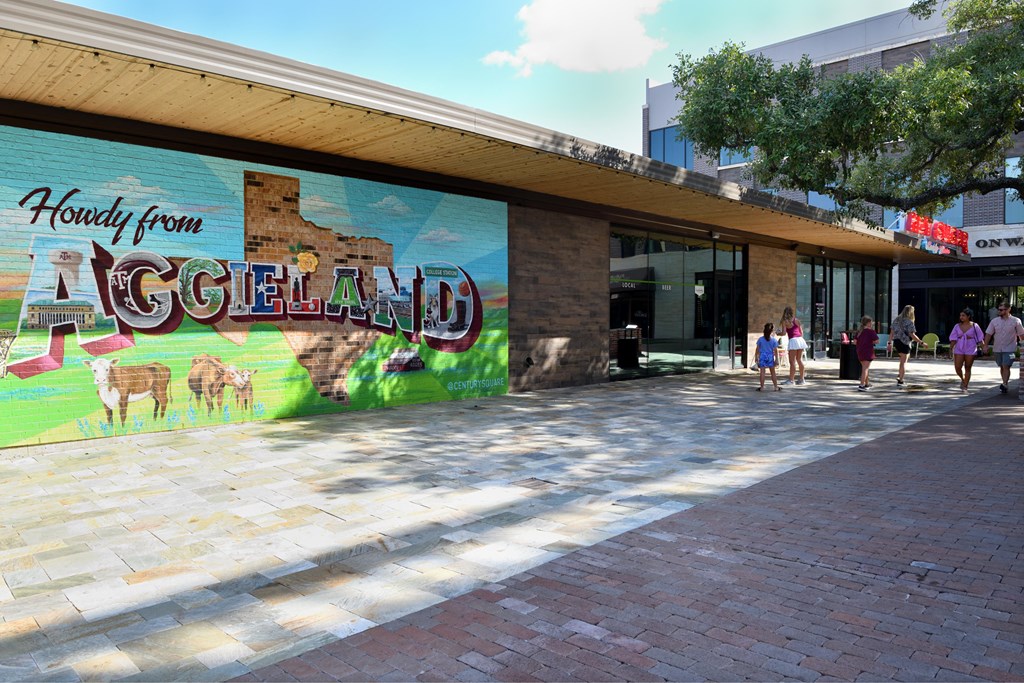 A wall mural with the text "Howdy from LAGGIELAND" is displayed on a building.