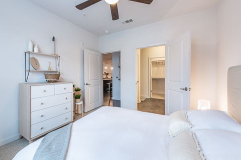 Station R Apartments in Atlanta GA photo of bedroom with ceiling fan