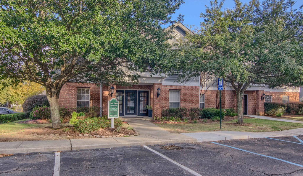 Twin Oaks Apartments in Hattiesburg Mississippi photo of leasing office