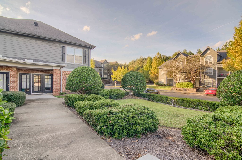Twin Oaks Apartments in Hattiesburg Mississippi photo of community building with landscaping