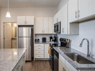 Icaria on Pinellas apartments in Tarpon Springs, FL photo of gourmet kitchen