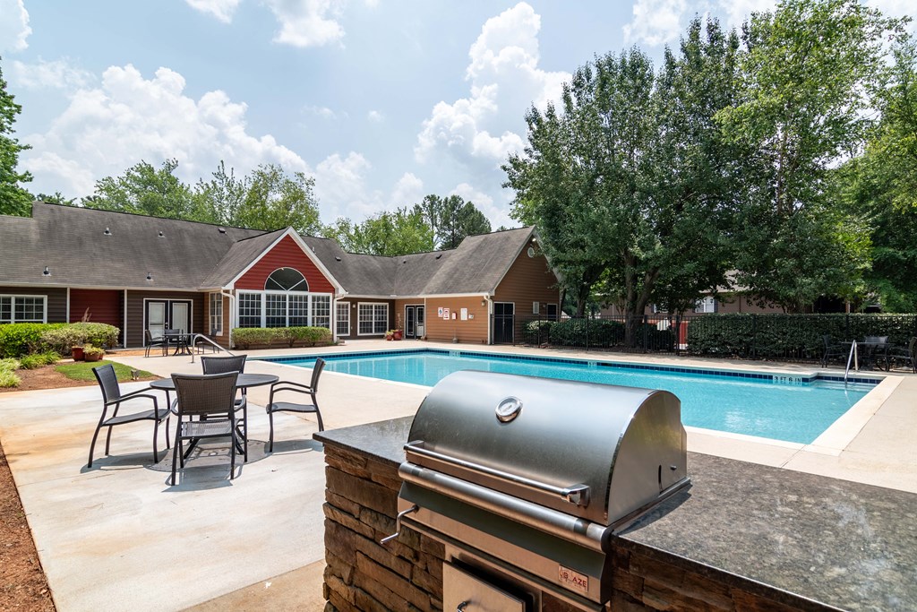 Outdoor grilling area at Flats at River View apartments in Duluth, GA, near Lawrenceville