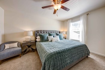 Gorgeous Bedroom Gorgeous Bedroom at Forest Ridge Apartments, Knoxville, Tennessee - Photo Gallery 5