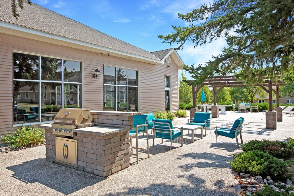 Hinton Height_Cottage Grove_MN_the preserve at patio with fire pit and chairs