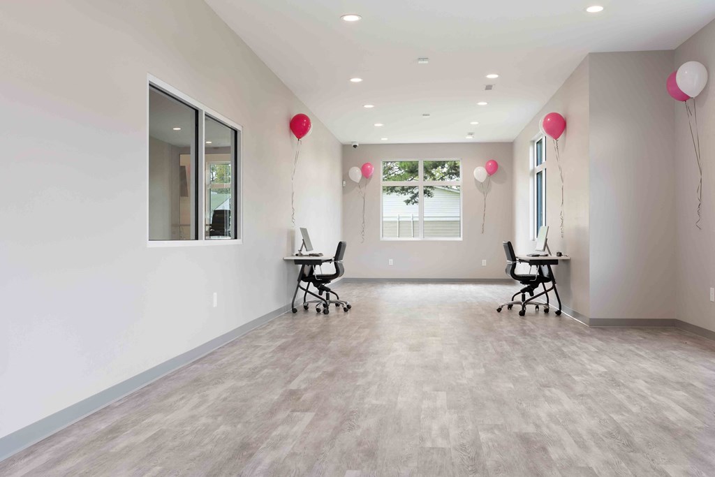 Business center with workstations and high-speed internet at Hunters Pointe apartments in Charlotte, NC 28213, near UNC Charlotte.