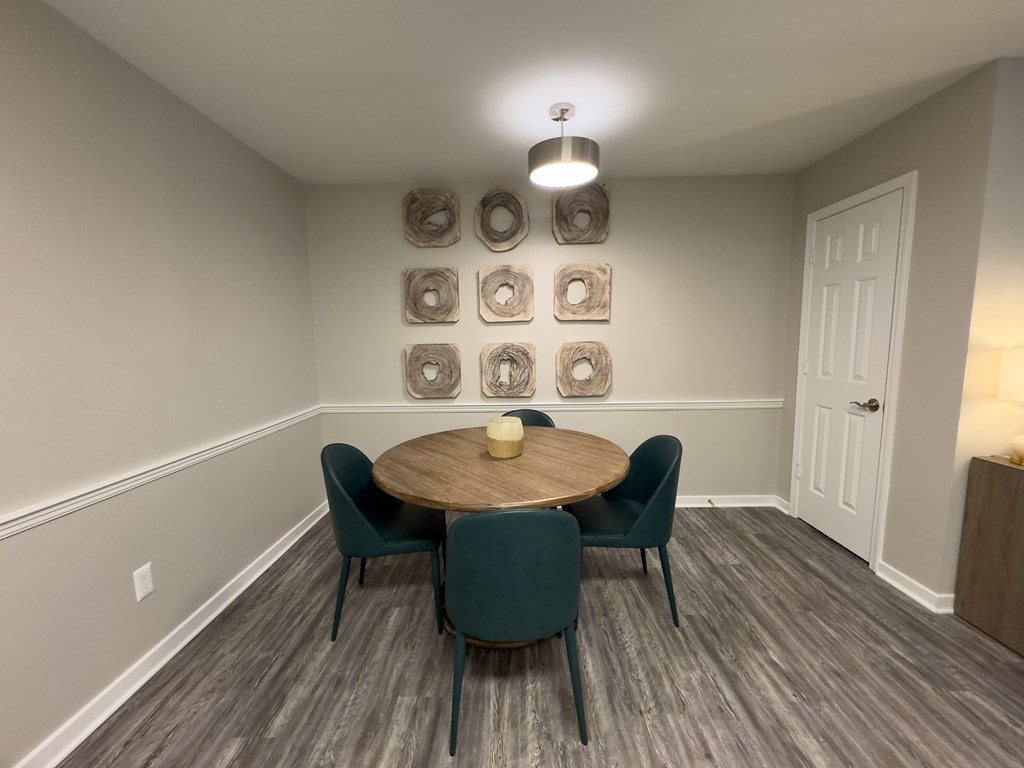 Twin Oaks Apartments in Hattiesburg Mississippi A dining room with a round table and chairs.