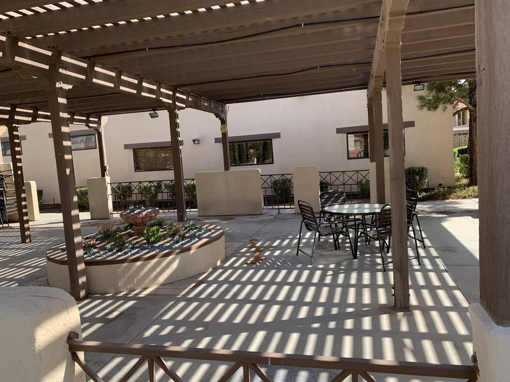 High Desert Villas apartments in Victorville California photo of outdoor picnic area