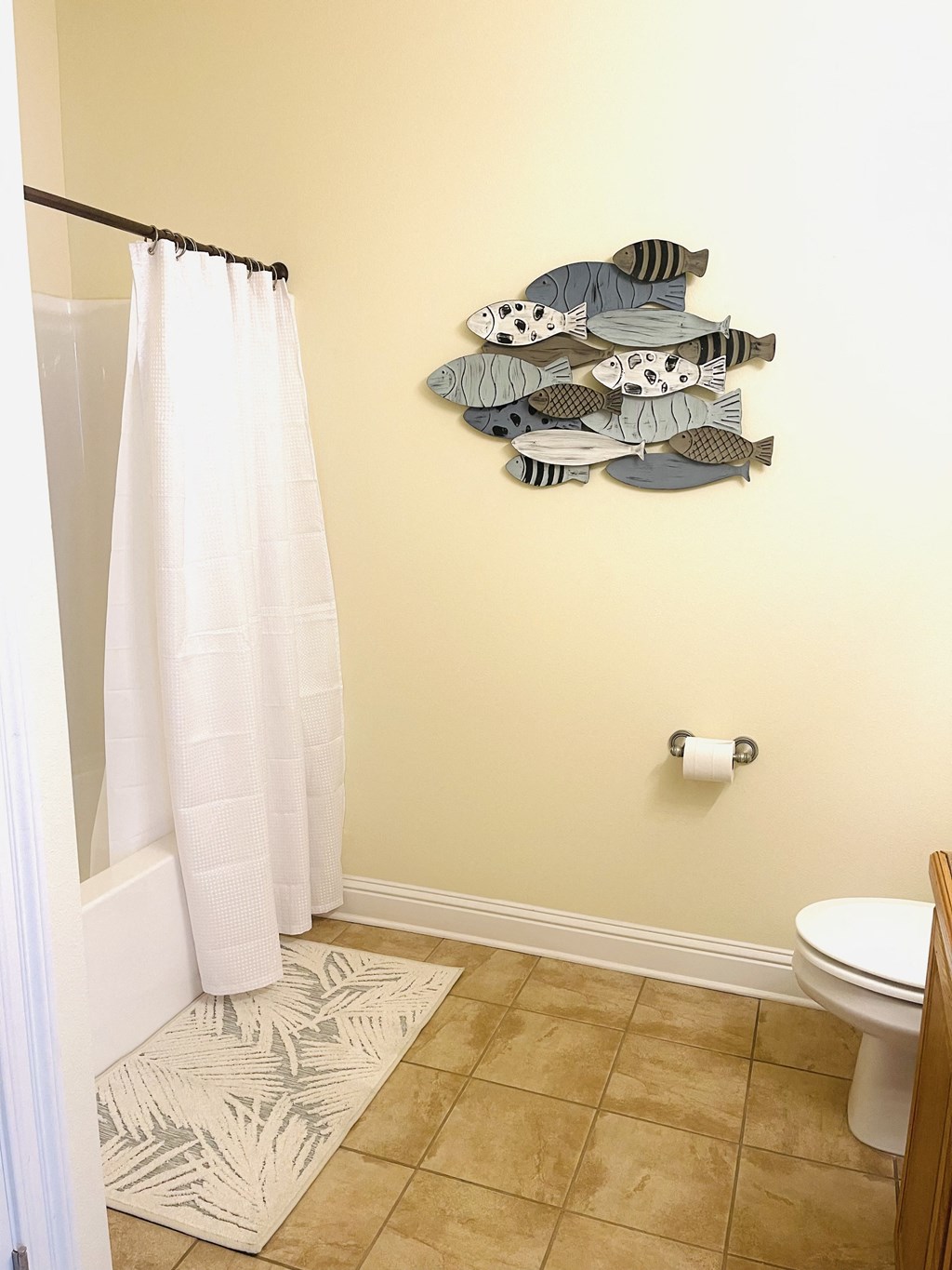 Oceanaire Apartments in Biloxi, MS photo of spacious bathroom