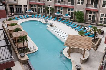 Resort- Style Pool W/Swim-Up Bar