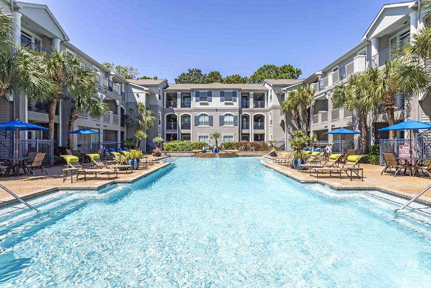 Resort Style Swimming Pool at Kirby Place Apartments, Houston - Photo Gallery 1
