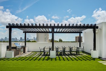 Apartments in Miami for Rent - MB Station - Outdoor Grill Station and Dining Table for Twelve Surrounded by Meticulously Groomed Grounds - Photo Gallery 6