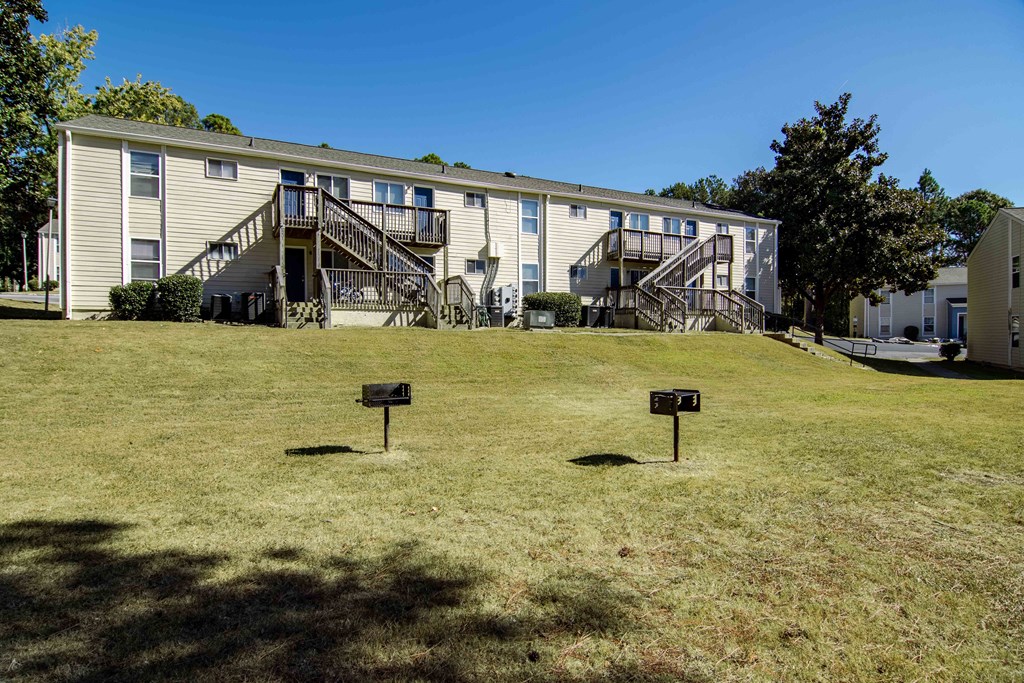Outdoor grilling area at Mableton Ridge Apartments in Mableton, GA, near Douglasville.