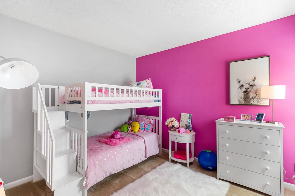 St. Ives Crossing apartments in Stockbridge Georgia photo of guest bedroom