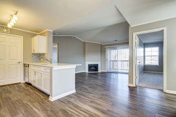 1240 W Indian Trail 1-2 Beds Apartment for Rent - Photo Gallery 2