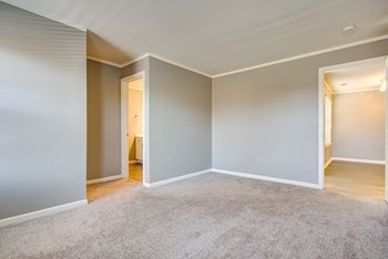 1240 W Indian Trail 1-2 Beds Apartment for Rent - Photo Gallery 4