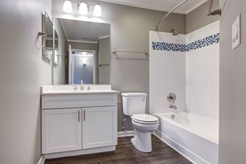1240 W Indian Trail 1-2 Beds Apartment for Rent - Photo Gallery 6