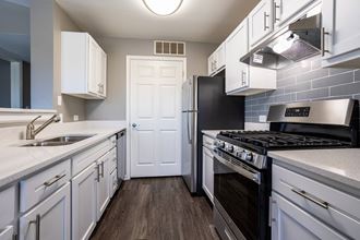 1240 W Indian Trail 1-2 Beds Apartment for Rent - Photo Gallery
