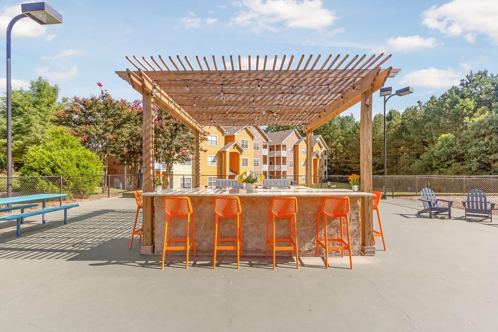St. Ives Crossing apartments in Stockbridge Georgia photo of outdoor grill and seating area