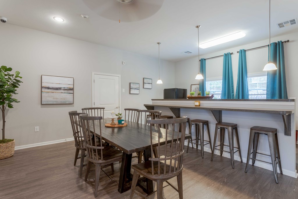 Pet-Friendly Rentals in Sevierville, TN – Overlook at Allensville – A dining room with a table and chairs in clubhouse
