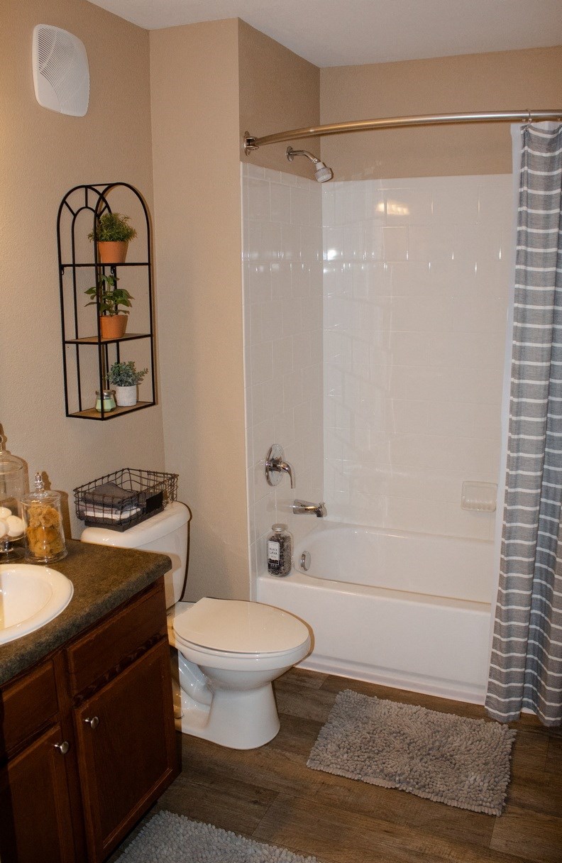 Apartments in Sevierville, TN for Rent - Overlook at Allensville - Bathroom with tub