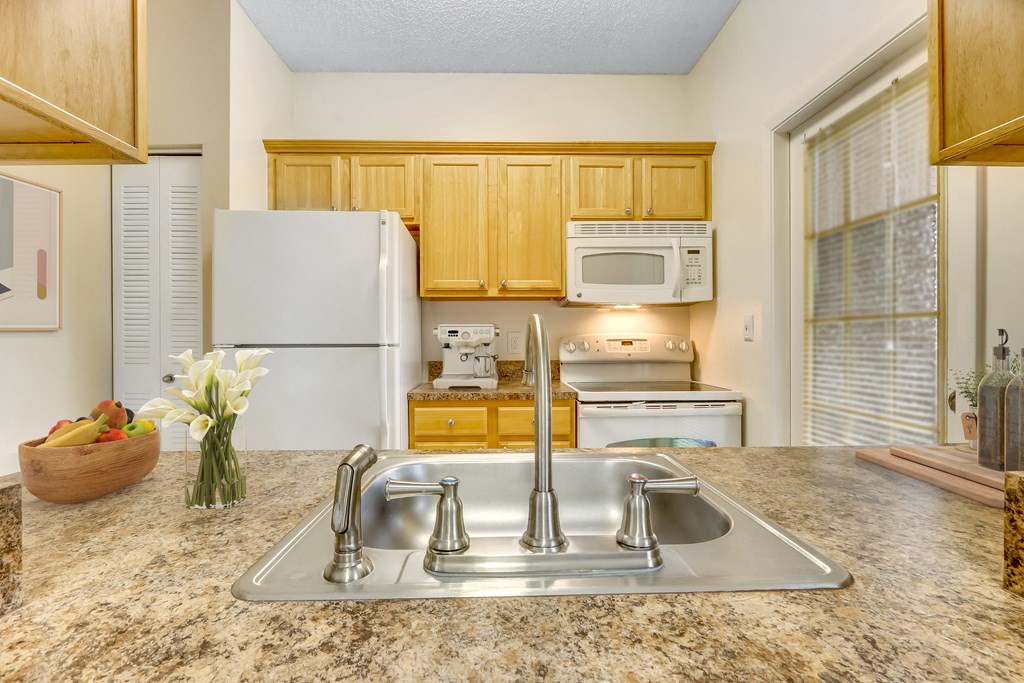 Gatehouse on the Green apartments in Plantation, FL photo of kitchen