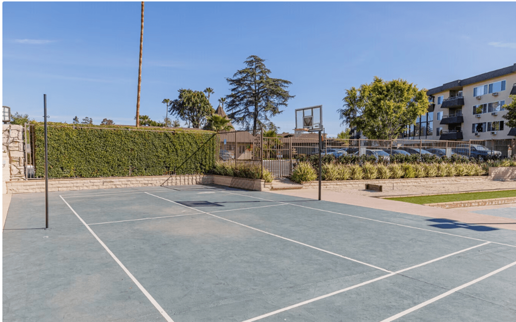 tennis court at the bradley braddock road station apartments