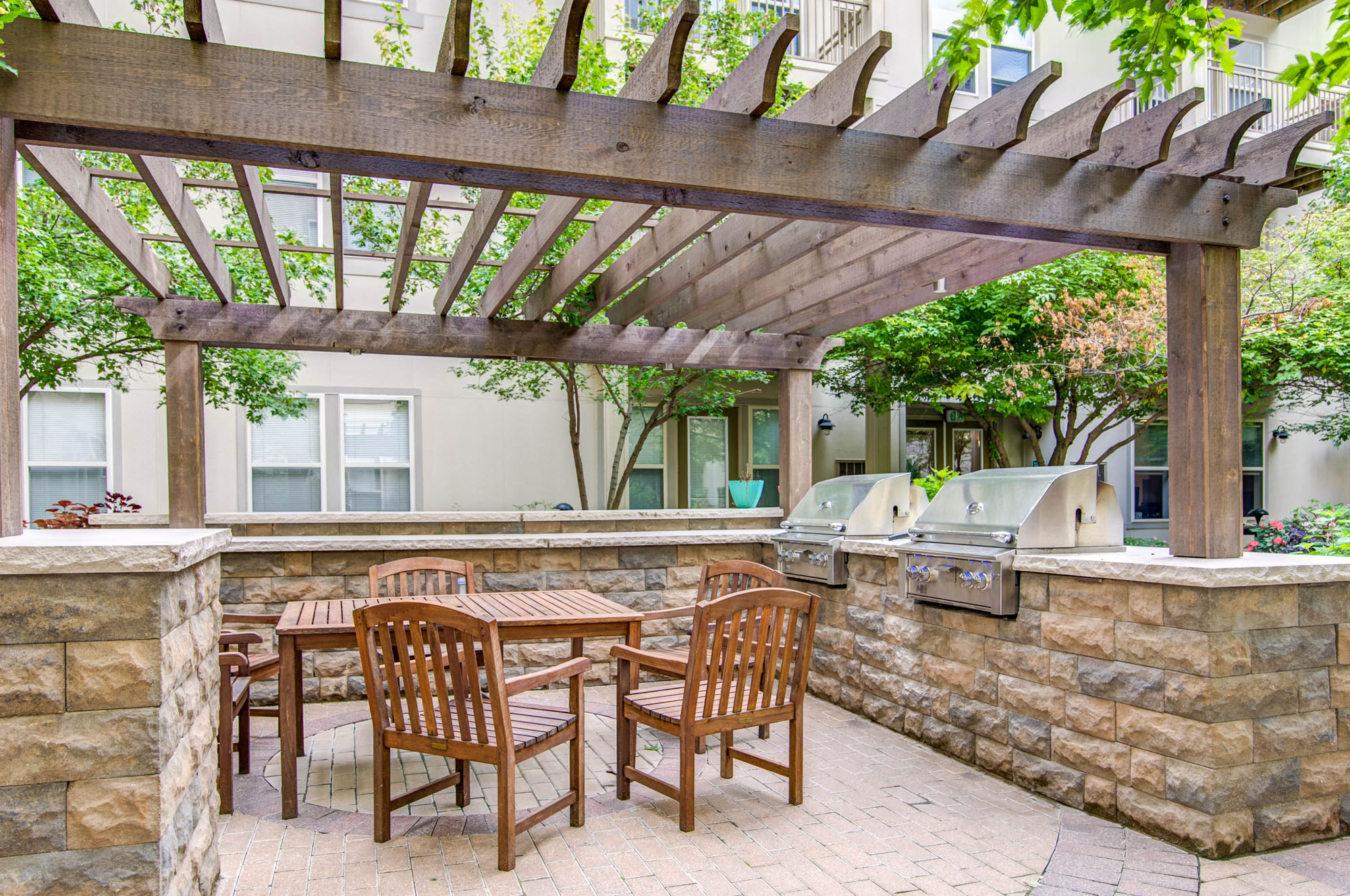 Picnic Area With Grilling Facility at Uptown Lake Apartments, Minneapolis, 55408