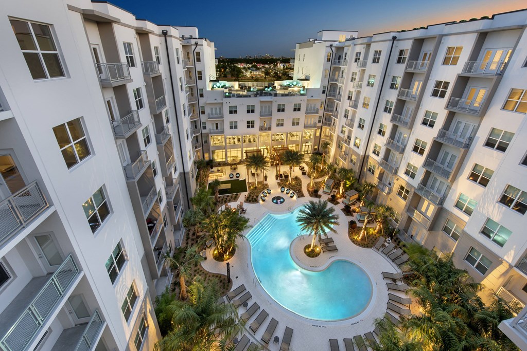 Juno at Winter Park apartments in Winter Park Florida photo of aerial view of pool