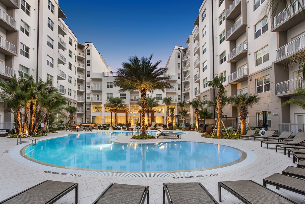 Juno at Winter Park apartments in Winter Park Florida photo of sparkling pool