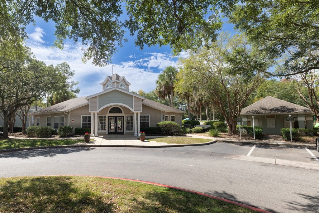 Front entrance of the leasing office at Savannah Sound pet-friendly apartments Tallahassee FL