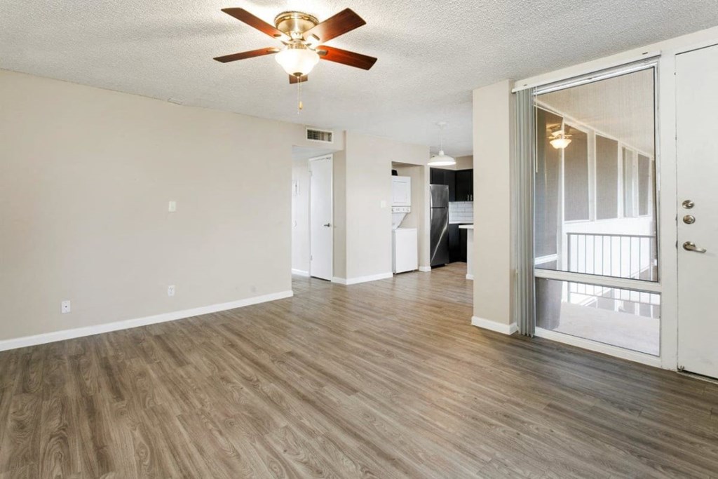 Spacious living room with ceiling fan in a pet-friendly community at Sentry Tempe apartments in Tempe near Mesa, Arizona