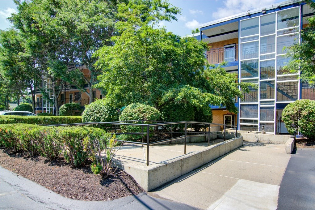 building exterior with wakway