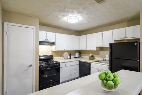 Kitchen with black efficient appliances and ample cabinet space at Stratford Ridge, a pet-friendly community in Marietta, GA, near Smyrna.