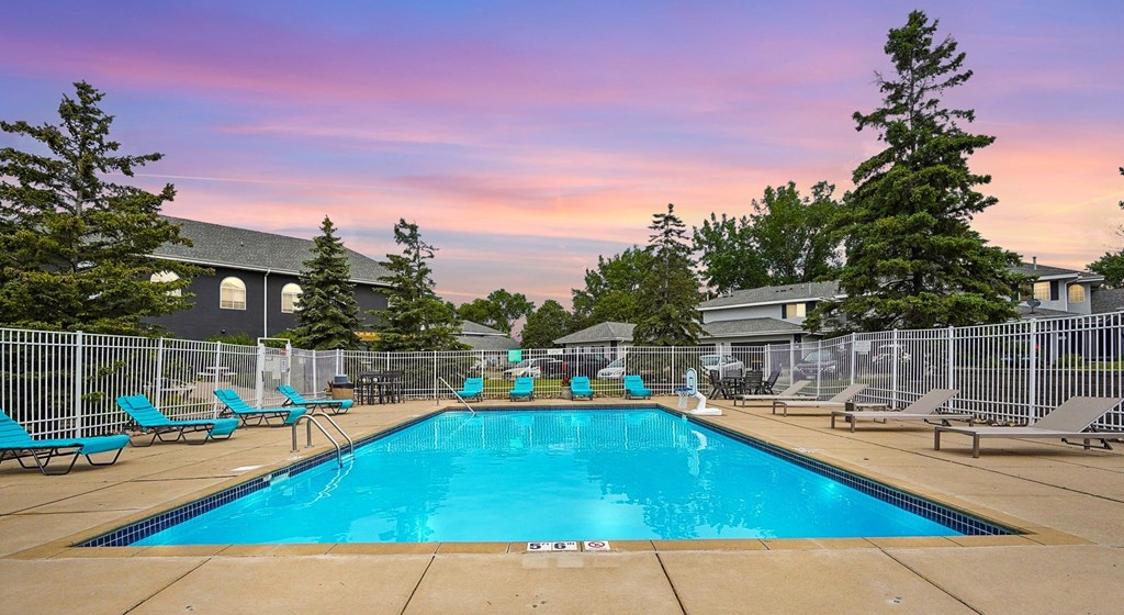 Townhomes In Burnsville, MN for Rent – Summit Townhomes - resort style pool