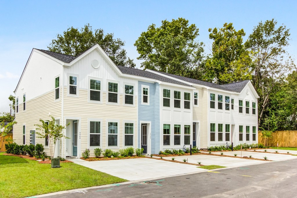 Townhomes for Rent in Park Circle - Sumner Village - Exterior View of Townhomes with Private Driveways and Lush Landscaping