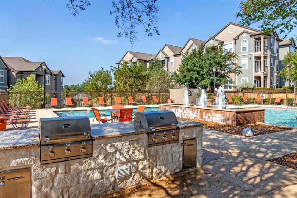 Apartments in San Antonio, TX for Rent - Club at Stone Oak - Poolside Grill Area with BBQs and Counter Space