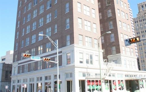 a traffic light on a street in front of a tall building