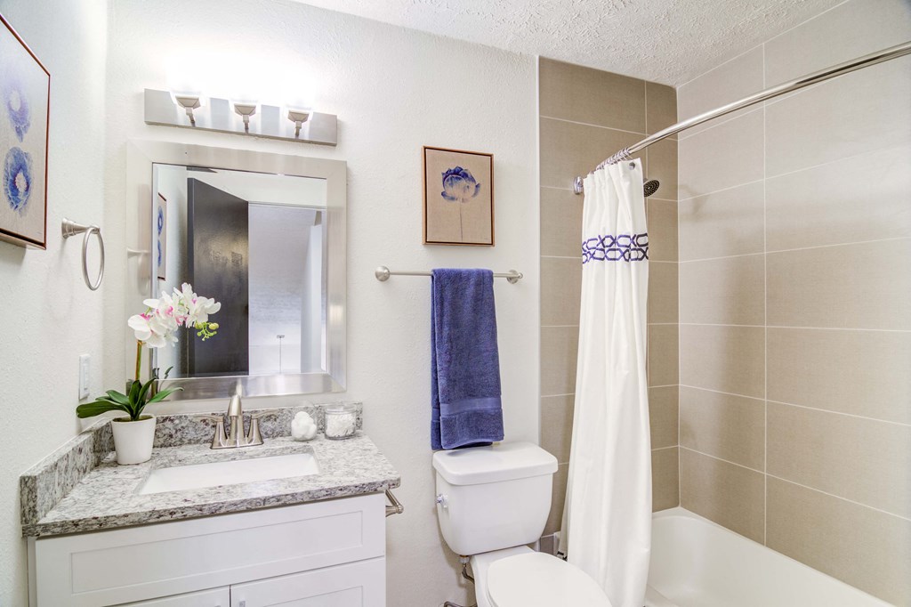 Arlowe Townhomes in Smyrna GA photo of bathroom