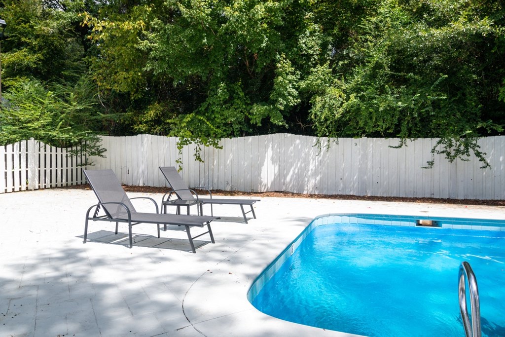 The element 4411, Macon, GA Apartment Sparkling pool