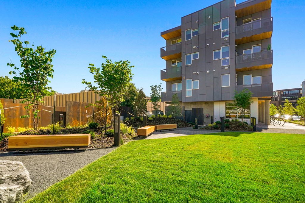 S'PARK's meredith house apartments with outdoor courtyard