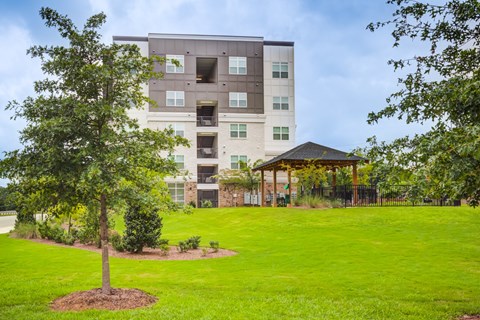 Landscaped community grounds at Townes at Clarkston Centre apartments in Clarkston, GA near Decatur.