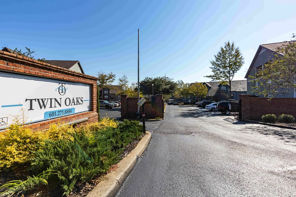 Twin Oaks Apartments in Hattiesburg Mississippi photo of monument sign