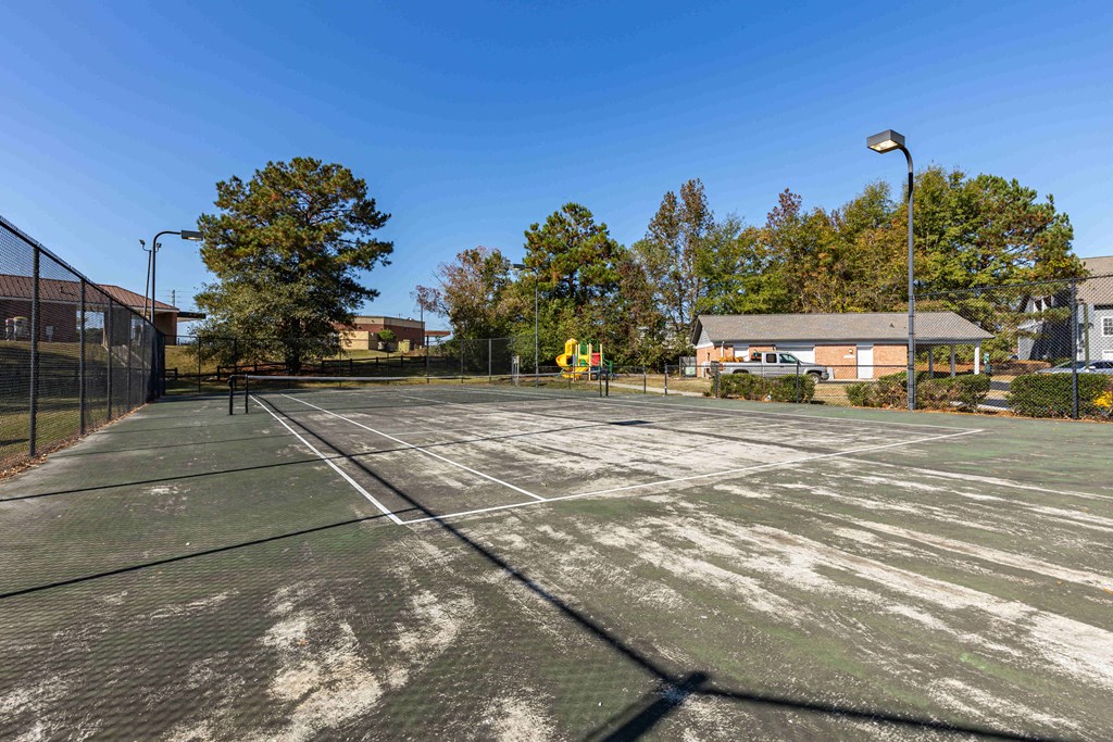 Twin Oaks Apartments in Hattiesburg Mississippi photo of tennis court