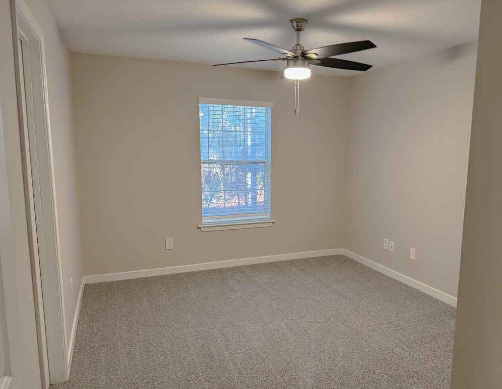 Twin Oaks Apartments in Hattiesburg Mississippi photo of bedroom.