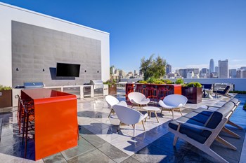 Apartments for Rent San Francisco - Vance - BBQ Area with Grills, Tables, Various Seating, Flat Screen TV, and Panoramic Views of the City - Photo Gallery 6