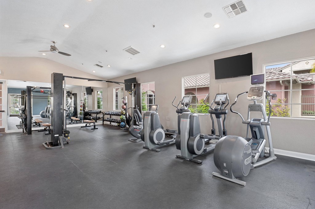 the gym at the landing at pullman apartments in pullman