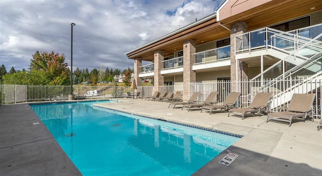Apartments for Rent in Spokane WA - Canyon Bluffs - Outdoor Pool with Concrete Pool Deck and Lounge Chairs