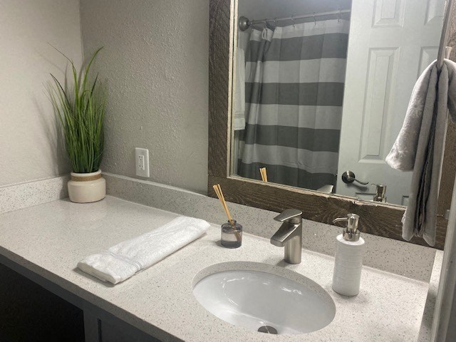 Wyndcliff Galleria Apartments Smyrna Ga modern bathroom
